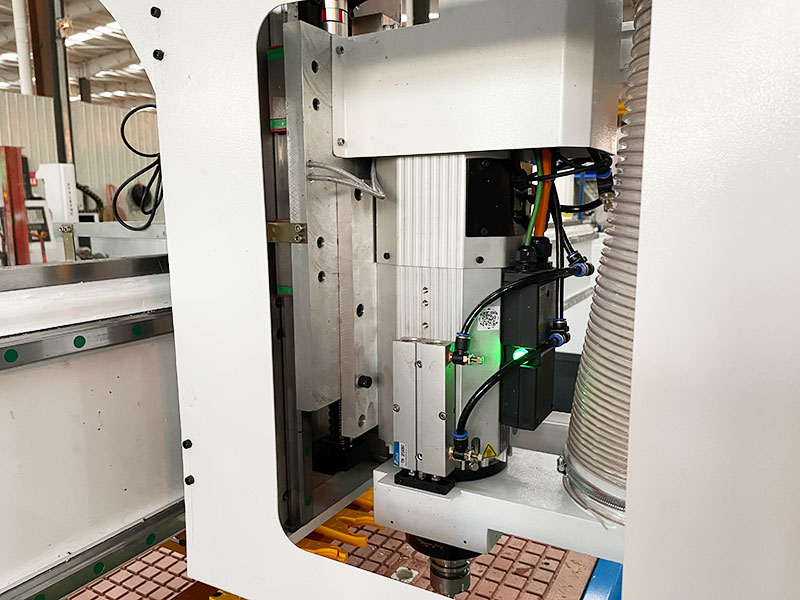 帶自動換刀裝置的數(shù)控銑床