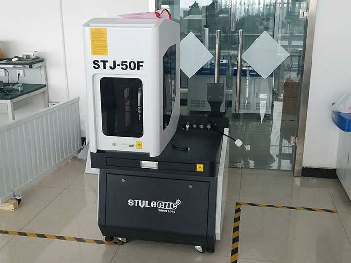 業(yè)余愛好適用于小型企業(yè)、家庭商店的光纖激光雕刻機