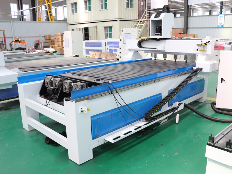 多頭3D四軸旋轉(zhuǎn)數(shù)控木工雕刻機