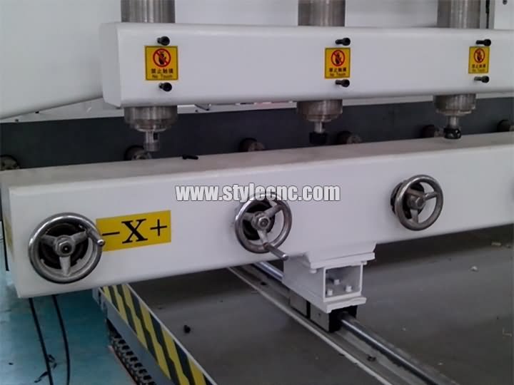 3D數(shù)控木工雕刻機(jī)，帶旋轉(zhuǎn)工作臺和8個雕刻頭