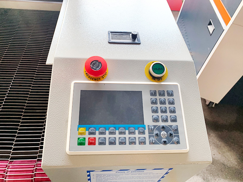 數(shù)控家用激光布料切割機，帶自動送料器