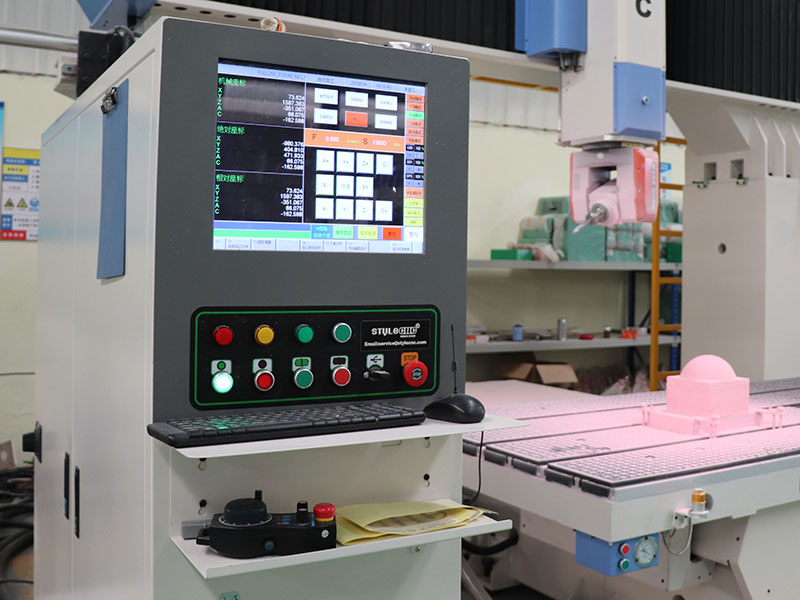 配備新代 控制系統(tǒng)的五軸數(shù)控銑床