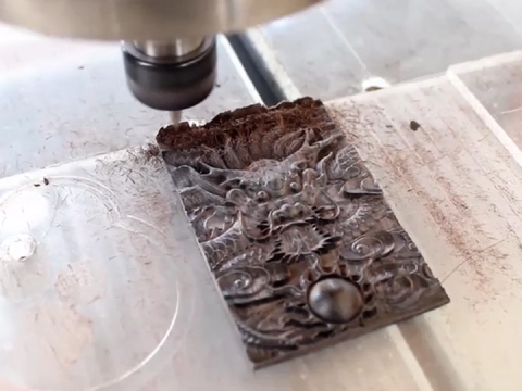 迷你數(shù)控雕刻機6090制作實木工藝品