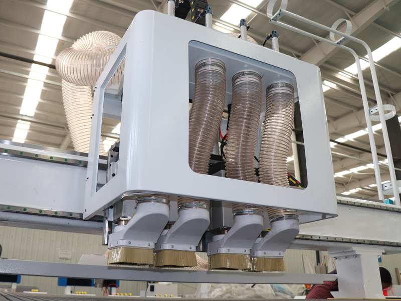 出售工業(yè)級四主軸自動換刀數(shù)控雕刻機(jī)