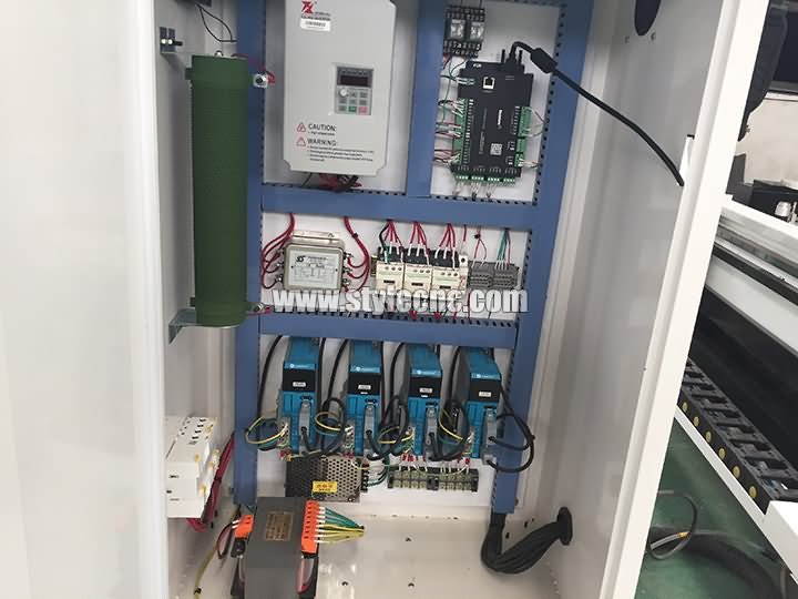 小型數(shù)控雕刻機(jī)，帶自動(dòng)換刀裝置（ATC）