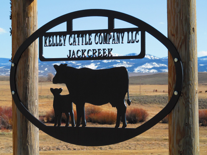 數(shù)控等離子工作臺(tái)，用于定制金屬標(biāo)牌項(xiàng)目