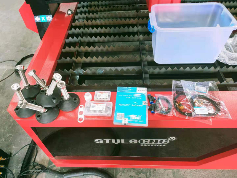 數(shù)控等離子切割工作臺(tái)機(jī)床發(fā)貨工具箱