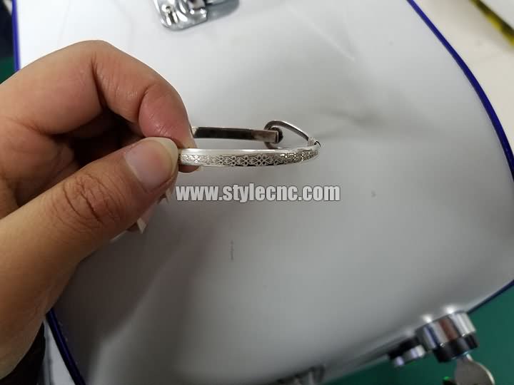 3D光纖激光雕刻機(jī)用于銀手鏈