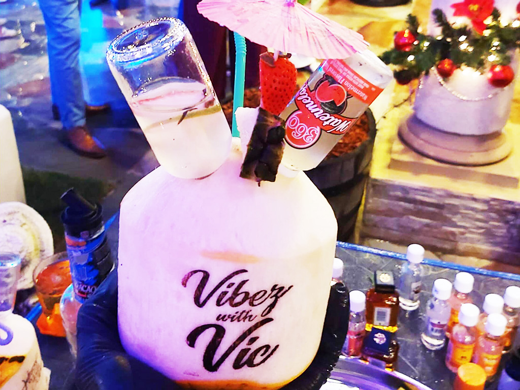 新鮮椰子上的激光雕刻標(biāo)志 新鮮椰子上的激光雕刻標(biāo)志