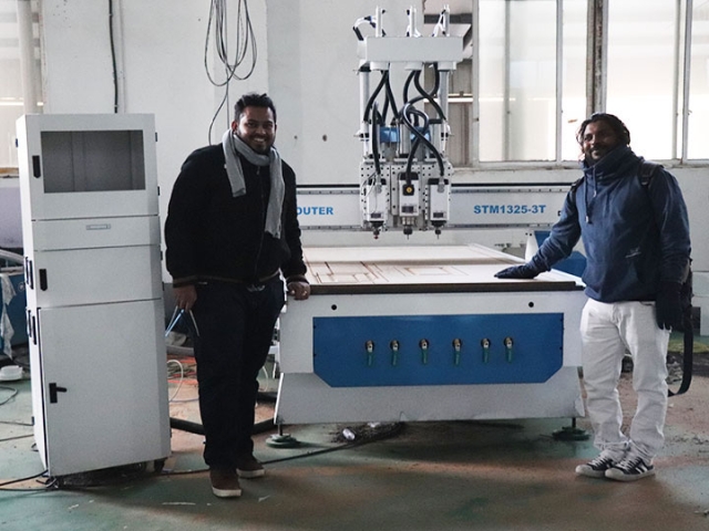 英國三主軸多任務數(shù)控雕刻機