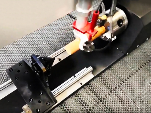 如何使用激光雕刻切割機的旋轉(zhuǎn)附件？