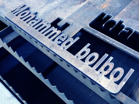 工業(yè)數(shù)控等離子切割工作臺，配備海寶等離子切割機