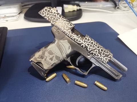 如何使用光纖激光深雕機(jī) DIY 定制槍支？