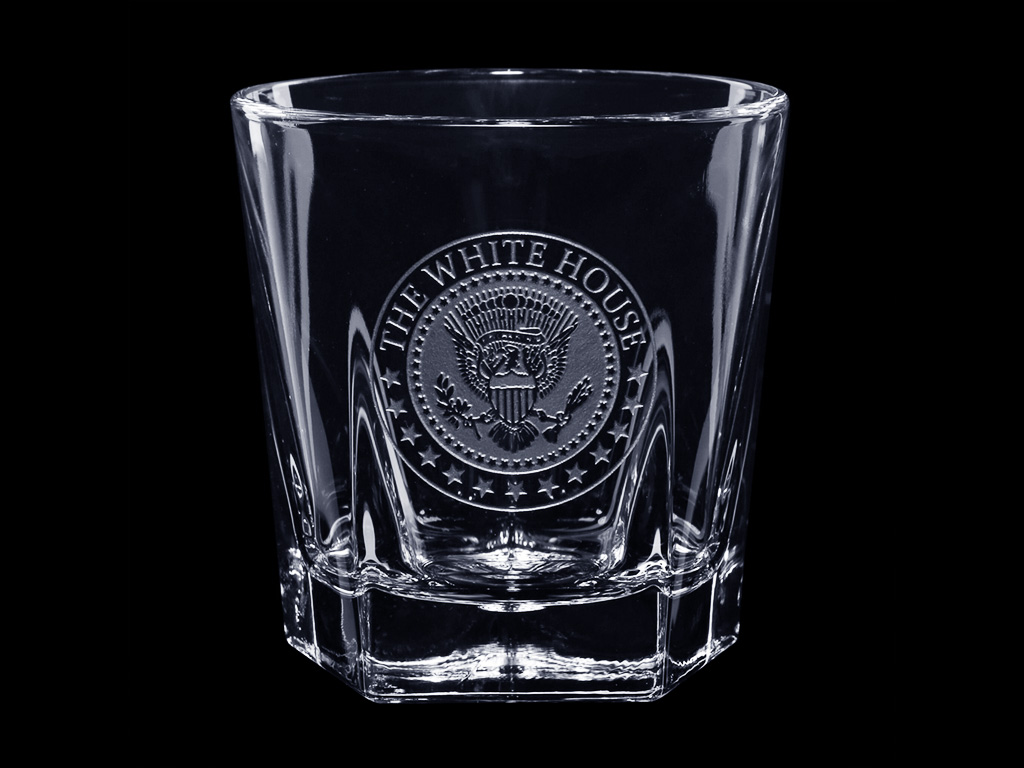 用于 DIY 酒杯的紫外激光雕刻機(jī)