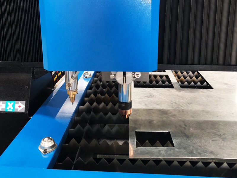 等離子炬與筆式繪圖儀一起繪制線條