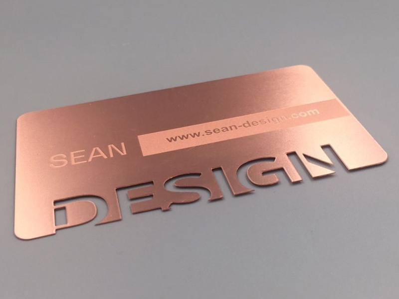 激光雕刻和切割玫瑰金名片