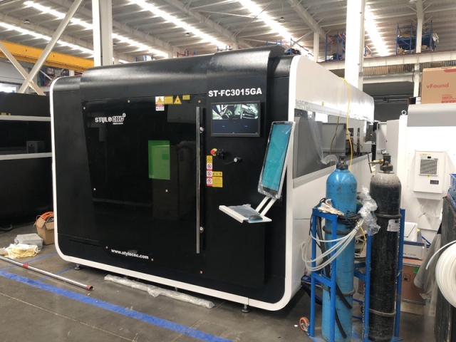 美國(guó)全自動(dòng)精密數(shù)控光纖激光金屬切割機(jī)