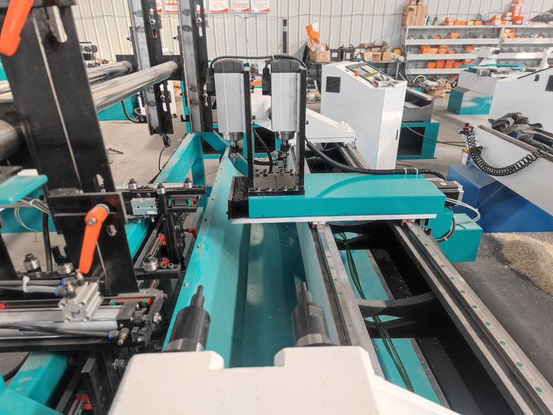 雙主軸數(shù)控車床用于制作木制臺(tái)球桿