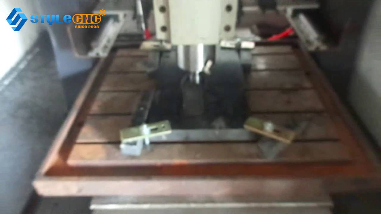 帶自動換刀裝置的自動換刀CNC 鞋模制造機(jī) 帶自動換刀裝置的自動換刀CNC 鞋模制造機(jī)