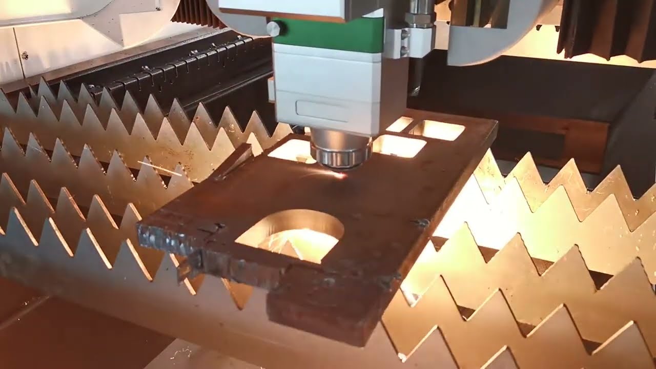 3000W 光纖激光切割機切割 16mm 碳素鋼